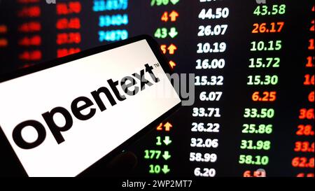 Konskie, Polen – 03. März 2024: Das Firmenlogo von OpenText wird auf dem Mobiltelefon angezeigt Stockfoto