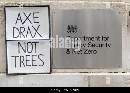 London, Großbritannien. 5. März 2024. Umweltaktivisten protestieren vor dem Department for Energy Security and Net Zero (DESNZ) gegen die Pläne der Regierung, weitere öffentliche Subventionen für die Baumverbrennungskraftwerke Drax in Yorkshire und Lynemouth in Northumberland zu gewähren. Das ehemalige Kohlekraftwerk Drax, das bereits umfangreiche öffentliche Zuschüsse erhält, verbrennt importierte Holzpellets, auch von Bäumen, die in alten Primärwäldern gefällt wurden, und ist einer der größten CO2- und Feinstaubemittenten (PM10) im Vereinigten Königreich. Kritiker bestreiten auch seinen Anspruch, eine "erneuerbare" Energiequelle zu sein. Stockfoto