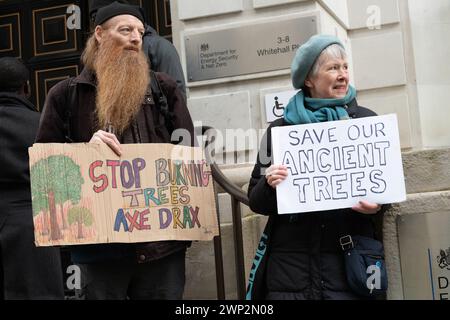 London, Großbritannien. 5. März 2024. Umweltaktivisten protestieren vor dem Department for Energy Security and Net Zero (DESNZ) gegen die Pläne der Regierung, weitere öffentliche Subventionen für die Baumverbrennungskraftwerke Drax in Yorkshire und Lynemouth in Northumberland zu gewähren. Das ehemalige Kohlekraftwerk Drax, das bereits umfangreiche öffentliche Zuschüsse erhält, verbrennt importierte Holzpellets, auch von Bäumen, die in alten Primärwäldern gefällt wurden, und ist einer der größten CO2- und Feinstaubemittenten (PM10) im Vereinigten Königreich. Kritiker bestreiten auch seinen Anspruch, eine "erneuerbare" Energiequelle zu sein. Stockfoto