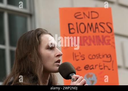London, Großbritannien. 5. März 2024. Umweltaktivisten protestieren vor dem Department for Energy Security and Net Zero (DESNZ) gegen die Pläne der Regierung, weitere öffentliche Subventionen für die Baumverbrennungskraftwerke Drax in Yorkshire und Lynemouth in Northumberland zu gewähren. Das ehemalige Kohlekraftwerk Drax, das bereits umfangreiche öffentliche Zuschüsse erhält, verbrennt importierte Holzpellets, auch von Bäumen, die in alten Primärwäldern gefällt wurden, und ist einer der größten CO2- und Feinstaubemittenten (PM10) im Vereinigten Königreich. Kritiker bestreiten auch seinen Anspruch, eine "erneuerbare" Energiequelle zu sein. Stockfoto