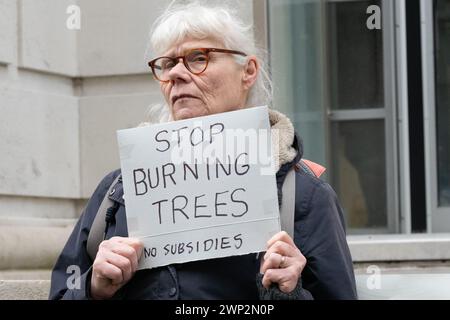 London, Großbritannien. 5. März 2024. Umweltaktivisten protestieren vor dem Department for Energy Security and Net Zero (DESNZ) gegen die Pläne der Regierung, weitere öffentliche Subventionen für die Baumverbrennungskraftwerke Drax in Yorkshire und Lynemouth in Northumberland zu gewähren. Das ehemalige Kohlekraftwerk Drax, das bereits umfangreiche öffentliche Zuschüsse erhält, verbrennt importierte Holzpellets, auch von Bäumen, die in alten Primärwäldern gefällt wurden, und ist einer der größten CO2- und Feinstaubemittenten (PM10) im Vereinigten Königreich. Kritiker bestreiten auch seinen Anspruch, eine "erneuerbare" Energiequelle zu sein. Stockfoto