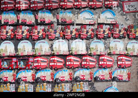 Großbritannien, London, verschiedene Touristen-Kühlschrankmagnete im Touristenstand am Camden Market. Stockfoto