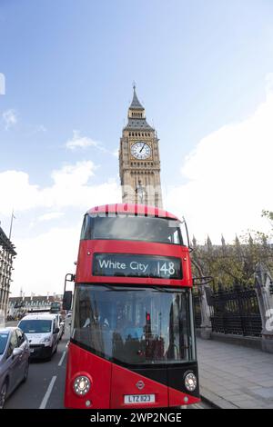 UK, London, Westminster Bridge mit rotem Bus und Big ben. Stockfoto
