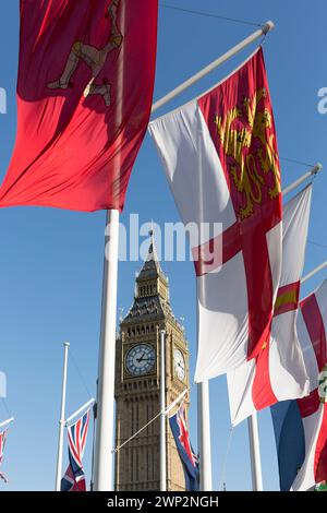 Großbritannien, London, Westminster, Big ben mit verschiedenen commonwealth-Flaggen. Stockfoto