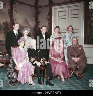 Oslo 19530510. Bestätigung des norwegischen Prinzen Harald. Hier sehen wir die Familie, die im Königspalast fotografiert wurde. Vorne (von links) Prinzessin Ingeborg, König Haakon, Kronprinzessin Märtha und Kronprinz Olav. Zweite Reihe von links: Erling Lorentzen, Prinzessin Ragnhild, Prinzessin Harald, Prinzessin Astrid und Prinzessin Margaretha von Dänemark. Prinz Harald wurde allein in der Schlosskapelle in Akershus bestätigt.Foto: NTB Archivfoto Stockfoto