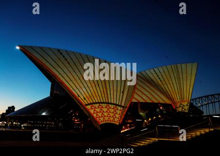 Sydney. März 2024. Dieses am 5. März 2024 aufgenommene Foto zeigt die Lichtshow „Badu Gili: Himmlisch“ auf den östlichen Bennelong-Segeln des Opernhauses in Sydney, Australien. „Badu Gili“ bedeutet „Wasserlicht“ in der Sprache der traditionellen Besitzer von Bennelong Point, dem heutigen Standort des Sydney Opera House. Die Lichtshow ist im März täglich für die Öffentlichkeit geöffnet. Quelle: Ma Ping/Xinhua/Alamy Live News Stockfoto