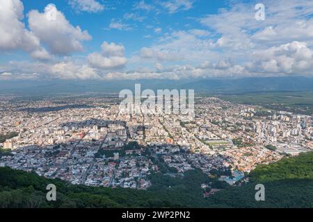 Luftaufnahme der Stadt Salta in Argentinien vom Hügel San Bernardo in Salta Argentina. Stockfoto