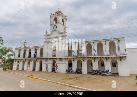 San Miguel de Tucuman, Argentinien - 18. Januar 2024: Nachbildung des Rathauses von Buenos Aires auf dem Unabhängigkeitsweg von Famailla Tucuman. Stockfoto