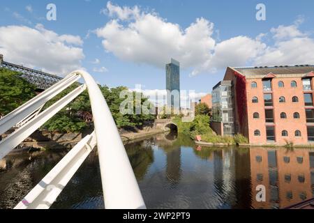 Großbritannien, Manchester, Kaufleute beidfarbig im historischen Burgviertel und der moderne Beetham Tower im Hintergrund, das höchste Gebäude von Manchester. Stockfoto