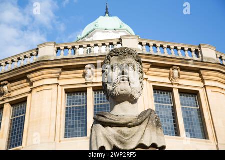 Großbritannien, Oxford, Emperor Heads, Mauerwerk am Sheldonian Theatre von Wren. Stockfoto