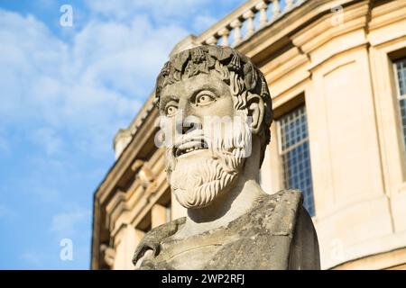 Großbritannien, Oxford, Emperor Heads, Mauerwerk am Sheldonian Theatre von Wren. Stockfoto