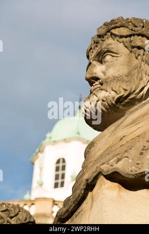 Großbritannien, Oxford, Emperor Heads, Mauerwerk am Sheldonian Theatre von Wren. Stockfoto