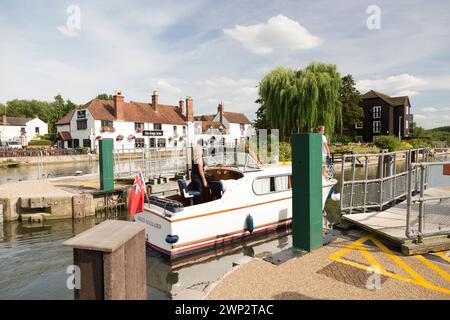 Großbritannien, Oxford, Boot, das Iffley-Schleuse auf der Themse aushandelt. Stockfoto