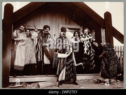 Ignacy Jan Paderewski z He Helen und Gruppen, die Maori-Kostüme in Rotorua begleiten, während einer Tour durch den Pianisten in Neuseeland; 1904 (1904-00-1904-00); Adlington, William (1867-1957), Adlington, William (1867-1957)- Ikonographie, Cutler, H. (fl. CA 1904), Cutler, H. (Flow. CA 1904)- Ikonographie, Lemmon, John (1861-1949), Lemmone, John (1861-1949)-Ikonographie, Maoris, Neuseeland, Paderewska, Helena (1856-1934), Paderewska, Helena (1856-1934)-Ikonographie, Paderewski, Ignacy Jan (1860-1941), Paderewski , Ignacy Jan (1860-1941)-Ikonographie, Paderewski, Ignacy Jan (1860-1941)-Collect Stockfoto