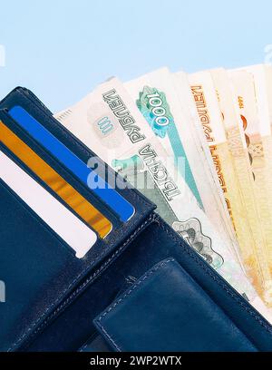 Eine Nahaufnahme einer Brieftasche mit Bankkarten und Bargeld russischem Geld - Rubel in Stückelungen von 1.000 und fünftausend russischen Rubel Stockfoto