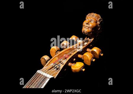 Geschnitzter Kopf des Bacchus auf einer siebensaitigen Tenorbassgambe aus dem 17. Jahrhundert, Schloss Kemnade, Hattingen, Nordrhein-Westfalen, Deutschland, Euro Stockfoto