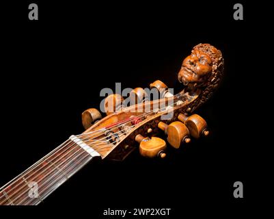 Geschnitzter Kopf des Bacchus auf einer siebensaitigen Tenorbassgambe aus dem 17. Jahrhundert, Schloss Kemnade, Hattingen, Nordrhein-Westfalen, Deutschland, Euro Stockfoto