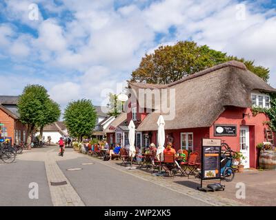 Straße mit Cafés im Freien in der Altstadt von Nebel, Insel Amrum, Nordfriesland, Schleswig-Holstein, Deutschland Stockfoto