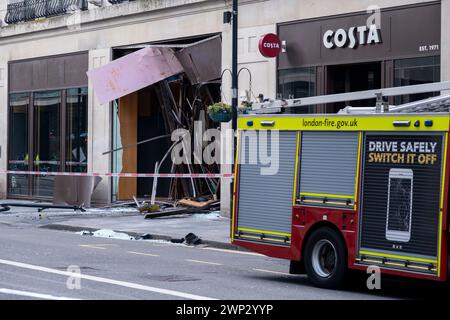 Nach einem Doppeldeckerunfall am 5. März 2024 auf der New Oxford Street in London, Großbritannien. Nach dem Unfall, bei dem ein gelber Routemaster-Bus in ein leeres Gebäude stürzte, wurde das Gebiet von Rettungskräften gesperrt. Niemand wurde als schwer verletzt gemeldet, obwohl eine Person zur Behandlung weggebracht wurde. Stockfoto