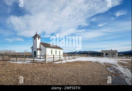 Historische McDougall Memorial United Church und Außengebäude im Stoney Indian Reserve in Morley, Alberta, Kanada Stockfoto