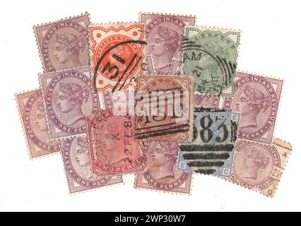 Eine Montage von Vintage Queen Victoria Briefmarken aus Großbritannien isoliert auf weißem Hintergrund. Stockfoto