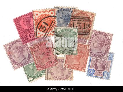 Eine Montage von Vintage Queen Victoria Briefmarken aus Großbritannien isoliert auf weißem Hintergrund. Stockfoto