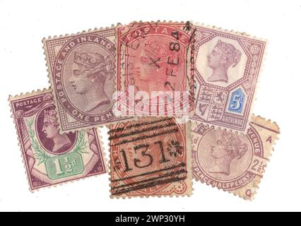 Eine Montage von Vintage Queen Victoria Briefmarken aus Großbritannien isoliert auf weißem Hintergrund. Stockfoto