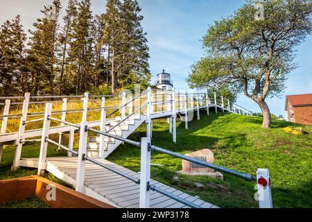 Owls Head Lighthouse in Rockland Maine USA an einem klaren, sonnigen Sommertag mit blauem Himmel Stockfoto