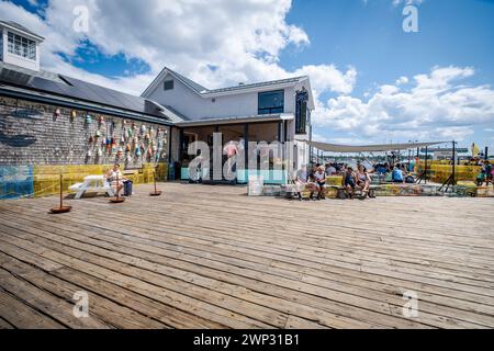 Blick auf das Restaurant Luke’s Lobster Shack im alten Hafen von Portland, Maine, USA. Stockfoto