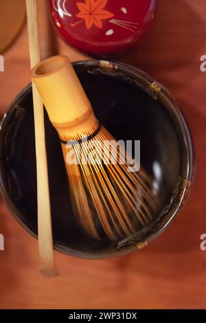 Japanische Teeparty, Schneebesen zum Rühren von Matcha-Tee Stockfoto