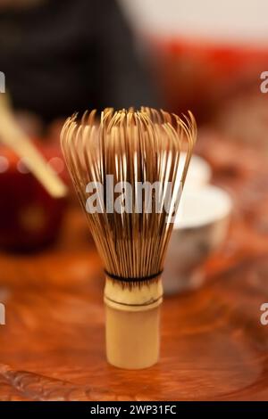 Japanische Teeparty, Schneebesen zum Rühren von Matcha-Tee Stockfoto