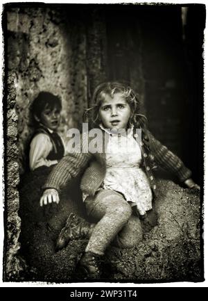 HISTORISCHE FOTOKUNST: Romanische Kinder spielen in der Ruine in München (Bayern). Foto 1959 von Edmund Nagele FRPS mit einem Voigtlander Vito B Stockfoto