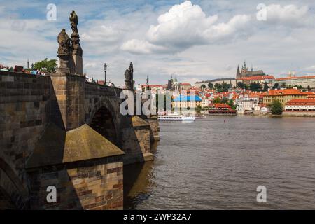Die Karlsbrücke (Karluv Most) über den Fluss Vitava mit ihren heiligen Skulpturen, dem Veitsdom, der Burg und den historischen Gebäuden am Wasser Stockfoto