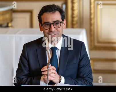 Paris, Frankreich. März 2024. Außenminister Stephane Sejourne begrüßt Bundesaußenminister Baerbock (Allianz 90/die Grünen) zu Gesprächen. Quelle: Soeren Stache/dpa/Alamy Live News Stockfoto