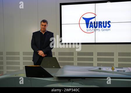 Schrobenhausen, Bayern, Deutschland - 5. März 2024: Ministerpräsident des Freistaates Bayern und CSU-Vorsitzender Dr. Markus Söder besuchen MBDA Deutschland in Schrobenhausen. Er informiert sich über Taurus-Raketen *** Ministerpräsident des Freistaates Bayern und CSU-Vorsitzender Herr Dr. Markus Söder zu Besuch bei MBDA Deutschland in Schrobenhausen. Er informiert sich über Taurus Raketen Stockfoto