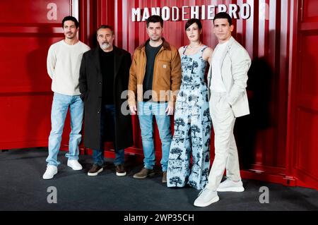 Chino darin, Eduard Fernandez, Lluis Quilez, Natalia de Molina und Jaime Lorente beim Photocall zur Netflix-Serie Mano de hierro / mit eiserner Hand / Iron Reign im Hotel Thompson. Madrid, 05.03.2024 *** Chino darin, Eduard Fernandez, Lluis Quilez, Natalia de Molina und Jaime Lorente beim Fotobesuch zur Netflix-Serie Mano de hierro mit eiserner Hand Iron Reign im Hotel Thompson Madrid, 05 03 2024 Foto:xDyDxFotografosx/xFuturexImagex mano 4321 Stockfoto