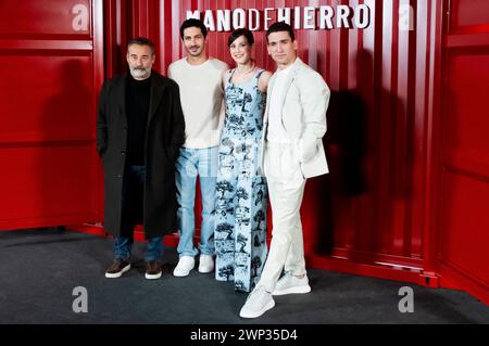 Eduard Fernandez, Chino darin, Natalia de Molina und Jaime Lorente beim Photocall zur Netflix-Serie Mano de hierro / mit eiserner Hand / Iron Reign im Hotel Thompson. Madrid, 05.03.2024 *** Eduard Fernandez, Chino darin, Natalia de Molina und Jaime Lorente beim Fotobesuch zur Netflix-Serie Mano de hierro mit eiserner Hand Iron Reign im Hotel Thompson Madrid, 05 03 2024 Foto:xDyDxFotografosx/xFuturexImagex mano 4323 Stockfoto