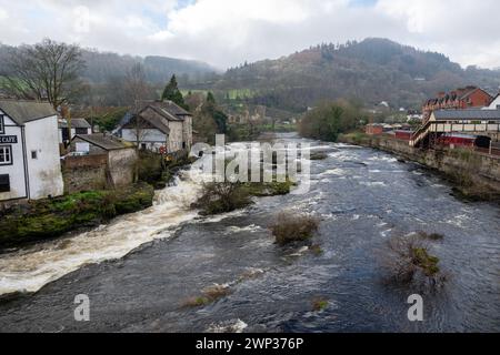 Blick entlang des Flusses Dee in Denbighshire, Wales, mit nebeligen Hügeln im Hintergrund. Stockfoto