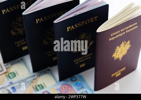 3 US-amerikanische und 1 französischer Pass auf transparentem Hintergrund für visbare Währung Stockfoto