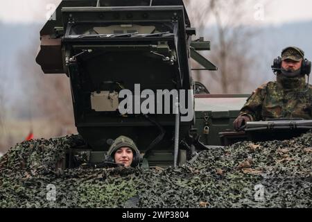 Korzeniewo, Pomorskie, Polen am 5. März 2024. Soldaten präsentieren den Transfer von Panzern und gepanzerten Fahrzeugen über die Weichsel während der Dragon-24-Übung der NATO, einem Teil der großen, standhaften Defender-24-Übung. An den Übungen, die hauptsächlich in Mitteleuropa stattfinden, sind rund 90.000 Soldaten aus allen NATO-Ländern sowie Schweden beteiligt. Das Ziel von standhaftem Defender-24 ist es, Verteidigungsfähigkeiten gegen Aggressionen abzuschrecken und zu präsentieren. Quelle: Dominika Zarzycka/Alamy Live News Stockfoto