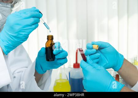 Forscher testen Blutproben im Labor. Forscher erfinden Impfstoffe zur Behandlung des COVID-19-Virus. Stockfoto
