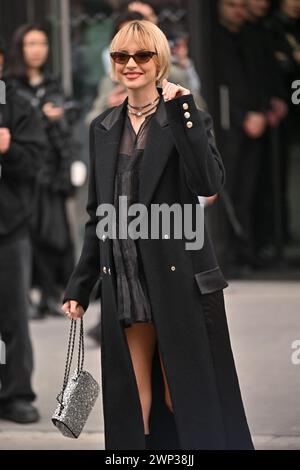 Paris, Frankreich. März 2024. Angele besuchte die Chanel-Show während der PFW am 5. März 2024 in Paris. Foto: Julien Reynaud/APS-Medias/ABACAPRESS.COM Credit: Abaca Press/Alamy Live News Stockfoto