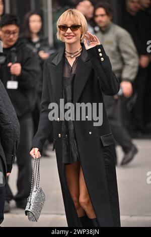 Paris, Frankreich. März 2024. Angele besuchte die Chanel-Show während der PFW am 5. März 2024 in Paris. Foto: Julien Reynaud/APS-Medias/ABACAPRESS.COM Credit: Abaca Press/Alamy Live News Stockfoto