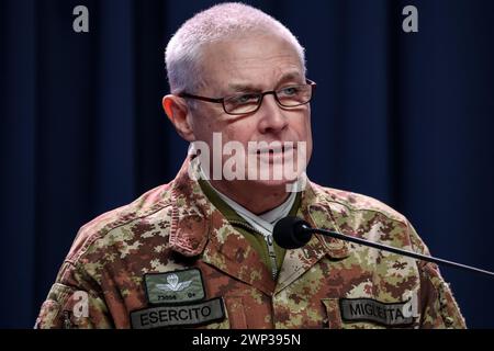 Korzeniewo, Pomorskie, Polen am 5. März 2024. Befehlshaber des Joint Force Command Brunssum (COM JFCBS) General Guglielmo Luigi Miglietta spricht während einer gemeinsamen Pressekonferenz während der Dragon-24-Übung der NATO, die Teil der großen, standhaften Defender-24-Übung ist. An den Übungen, die hauptsächlich in Mitteleuropa stattfinden, sind rund 90.000 Soldaten aus allen NATO-Ländern sowie Schweden beteiligt. Das Ziel von standhaftem Defender-24 ist es, Verteidigungsfähigkeiten gegen Aggressionen abzuschrecken und zu präsentieren. Quelle: Dominika Zarzycka/Alamy Live News Stockfoto