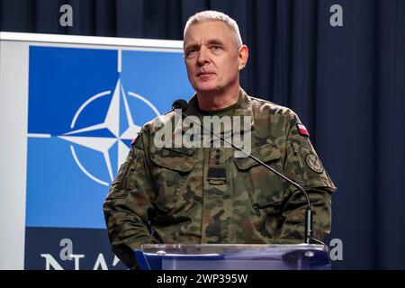 Korzeniewo, Pomorskie, Polen am 5. März 2024. General Piotr Blazeusz spricht während einer gemeinsamen Pressekonferenz während der Dragon-24-Übung der NATO vor der Presse, ein Teil der großen standhaften Defender-24-Übung. An den Übungen, die hauptsächlich in Mitteleuropa stattfinden, sind rund 90.000 Soldaten aus allen NATO-Ländern sowie Schweden beteiligt. Das Ziel von standhaftem Defender-24 ist es, Verteidigungsfähigkeiten gegen Aggressionen abzuschrecken und zu präsentieren. Quelle: Dominika Zarzycka/Alamy Live News Stockfoto