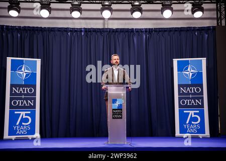 Korzeniewo, Pomorskie, Polen am 5. März 2024. Der polnische Verteidigungsminister spricht während der Pressekonferenz A während der Dragon-24-Übung der NATO, einem Teil der großen standhaften Defender-24-Übung, vor der Presse. An den Übungen, die hauptsächlich in Mitteleuropa stattfinden, sind rund 90.000 Soldaten aus allen NATO-Ländern sowie Schweden beteiligt. Das Ziel von standhaftem Defender-24 ist es, Verteidigungsfähigkeiten gegen Aggressionen abzuschrecken und zu präsentieren. Quelle: Dominika Zarzycka/Alamy Live News Stockfoto