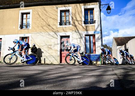 Auxerre, Frankreich. März 2024. Die Fahrer des Teams DSM-Firmenich PostNL wurden während der dritten Etappe des 8-tägigen Radrennens Paris-Nizza in Aktion gezeigt, einem Team-Zeitfahren von 26,9km von und nach Auxerre, Frankreich, Dienstag, den 05. März 2024. BELGA FOTO JASPER JACOBS Credit: Belga News Agency/Alamy Live News Stockfoto