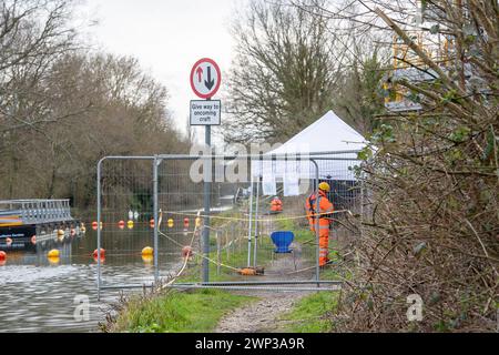 Harefield, Großbritannien. März 2024. HS2 hat dringende Sanierungsarbeiten im neu gebauten Colne Valley Viaduct der High Speed Rail 2 in Harefield, London Borough of Hillingdon, durchgeführt. Die riesige orangene Brückenbaumaschine Dominique, genannt Trägerträger, soll nun über den Grand Union Canal in Harefield fahren. HS2 hat den Schleppweg teilweise durch die Grand Union gesperrt, und die Bewohner der Binnenschiffe an der Harefield Marina wurden von HS2 einige Wochen lang daran gehindert, die HS2-Arbeiten am Kanal zu passieren, und HS2 weigert sich, die Arbeiten aus Sicherheitsgründen passieren zu lassen Gründe Stockfoto