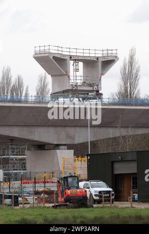 Harefield, Großbritannien. März 2024. HS2 hat dringende Sanierungsarbeiten im neu gebauten Colne Valley Viaduct der High Speed Rail 2 in Harefield, London Borough of Hillingdon, durchgeführt. Die riesige orangene Brückenbaumaschine Dominique, genannt Trägerträger, soll nun über den Grand Union Canal in Harefield fahren. HS2 hat den Schleppweg teilweise durch die Grand Union gesperrt, und die Bewohner der Binnenschiffe an der Harefield Marina wurden von HS2 einige Wochen lang daran gehindert, die HS2-Arbeiten am Kanal zu passieren, und HS2 weigert sich, die Arbeiten aus Sicherheitsgründen passieren zu lassen Gründe Stockfoto