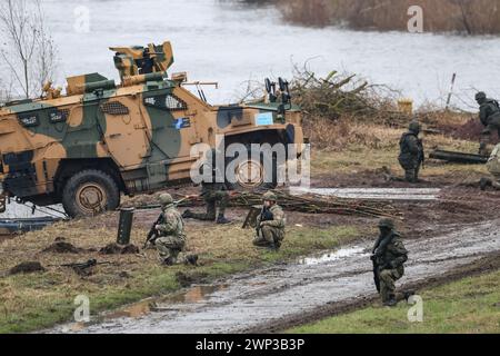 Korzeniewo, Pomorskie, Polen am 5. März 2024. Soldaten präsentieren den Transfer von Panzern und gepanzerten Fahrzeugen über die Weichsel während der Dragon-24-Übung der NATO, einem Teil der großen, standhaften Defender-24-Übung. An den Übungen, die hauptsächlich in Mitteleuropa stattfinden, sind rund 90.000 Soldaten aus allen NATO-Ländern sowie Schweden beteiligt. Das Ziel von standhaftem Defender-24 ist es, Verteidigungsfähigkeiten gegen Aggressionen abzuschrecken und zu präsentieren. Quelle: Dominika Zarzycka/Alamy Live News Stockfoto